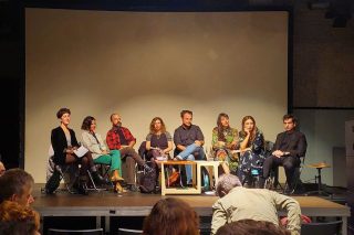 Από τη συνέντευξη Τύπου του Δικτύου Συγγραφέων στο «Ρομάντζο». Διακρίνονται (από τα αριστερά προς τα δεξιά) οι: Μιράντα Βατικιώτη, Νατάσα Σίδερη, Μάριος Χατζηπροκοπίου, Κατερίνα Ηλιοπούλου, Θωμάς Τσαλαπάτης, Παυλίνα Μάρβιν, Νίκη Χαλκιαδάκη, Θωμάς Συμεωνίδης